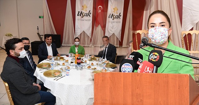VALİ FUNDA KOCABIYIK, 19 EKİM MUHTARLAR GÜNÜ DOLAYISIYLA DÜZENLENEN YEMEK PROGRAMINDA MUHTARLARLA BİR ARAYA GELDİ