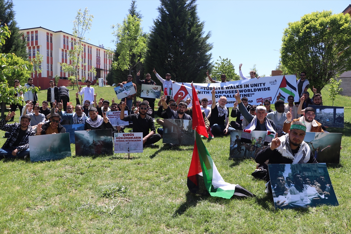 Kütahya Dumlupınar Üniversitesi öğrencileri  Filistin’e destek için oturma eylemi düzenledi