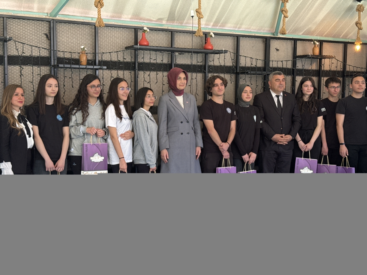 Afyonkarahisar Valisi Yiğitbaşı, MSÜ sınavında başarılı olan öğrencilerle buluştu