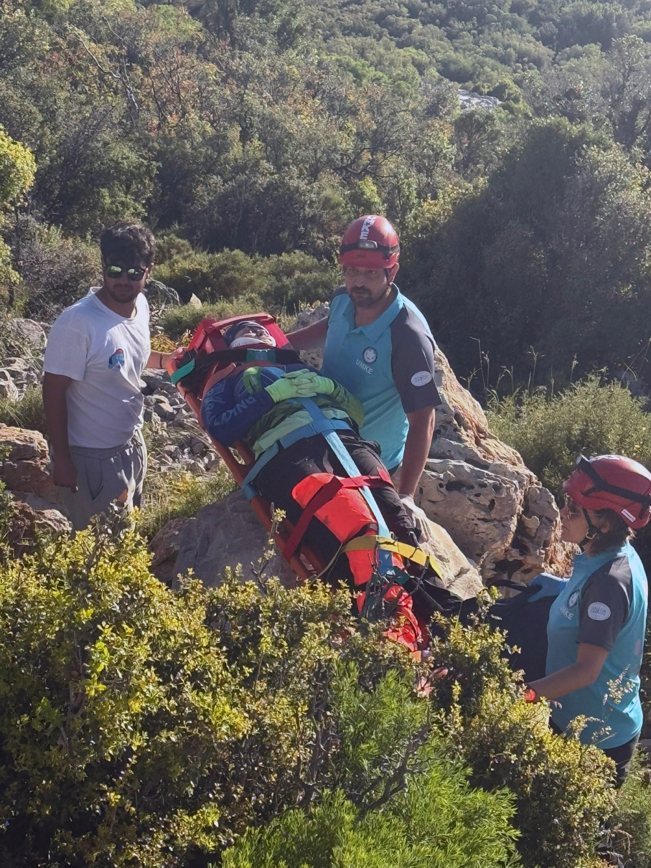Fethiye'de kayalıklara düşen Rus yamaç paraşütü pilotu yaralandı