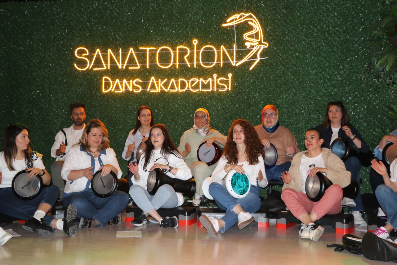 Kütahya'daki darbuka kursuna katılanlar ritimle stres atıyor