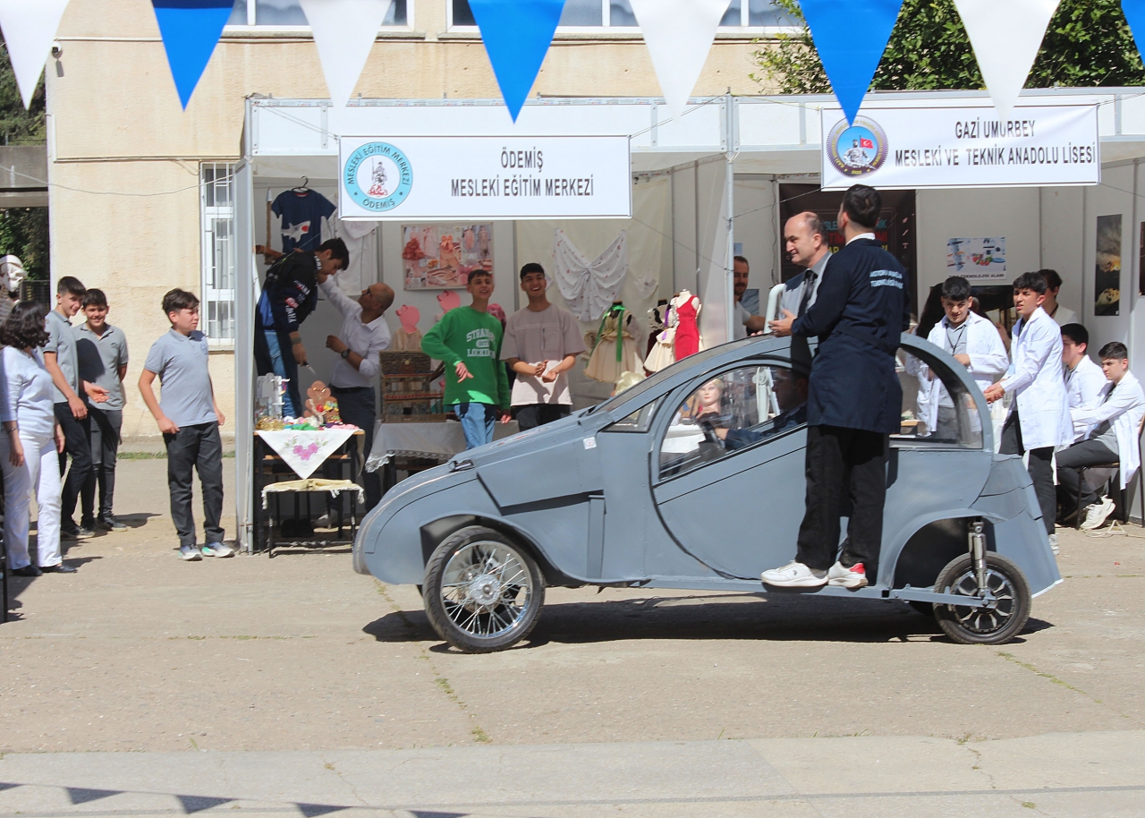 Ödemiş'te liselilerin geri dönüşümle tasarladığı elektrikli araç sergilendi