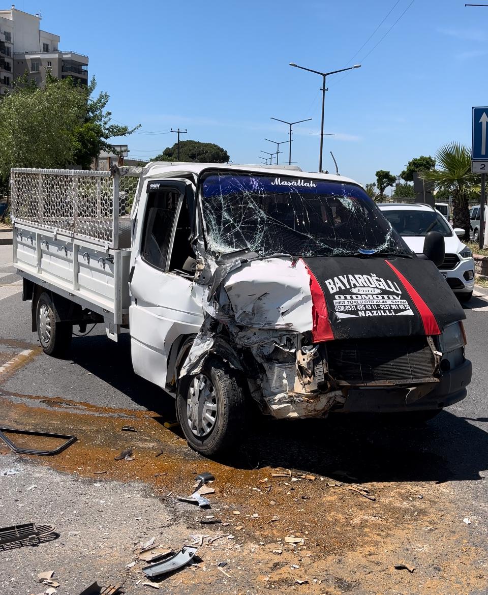Nazilli'de tırla kamyonetin çarpıştığı kazada baba ve iki çocuğu yaralandı