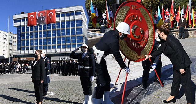 UŞAK’TA 29 EKİM CUMHURİYET BAYRAMI KUTLAMALARI ÇELENK SUNMA TÖRENİYLE BAŞLADI