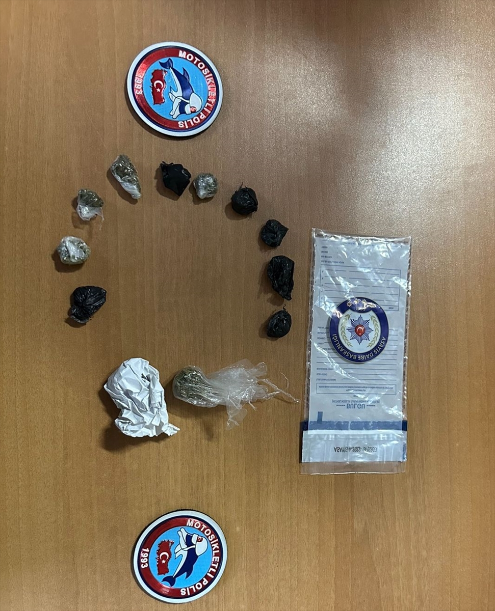 Manisa'da üzerlerinde uyuşturucu madde bulunan iki şüpheli yakalandı