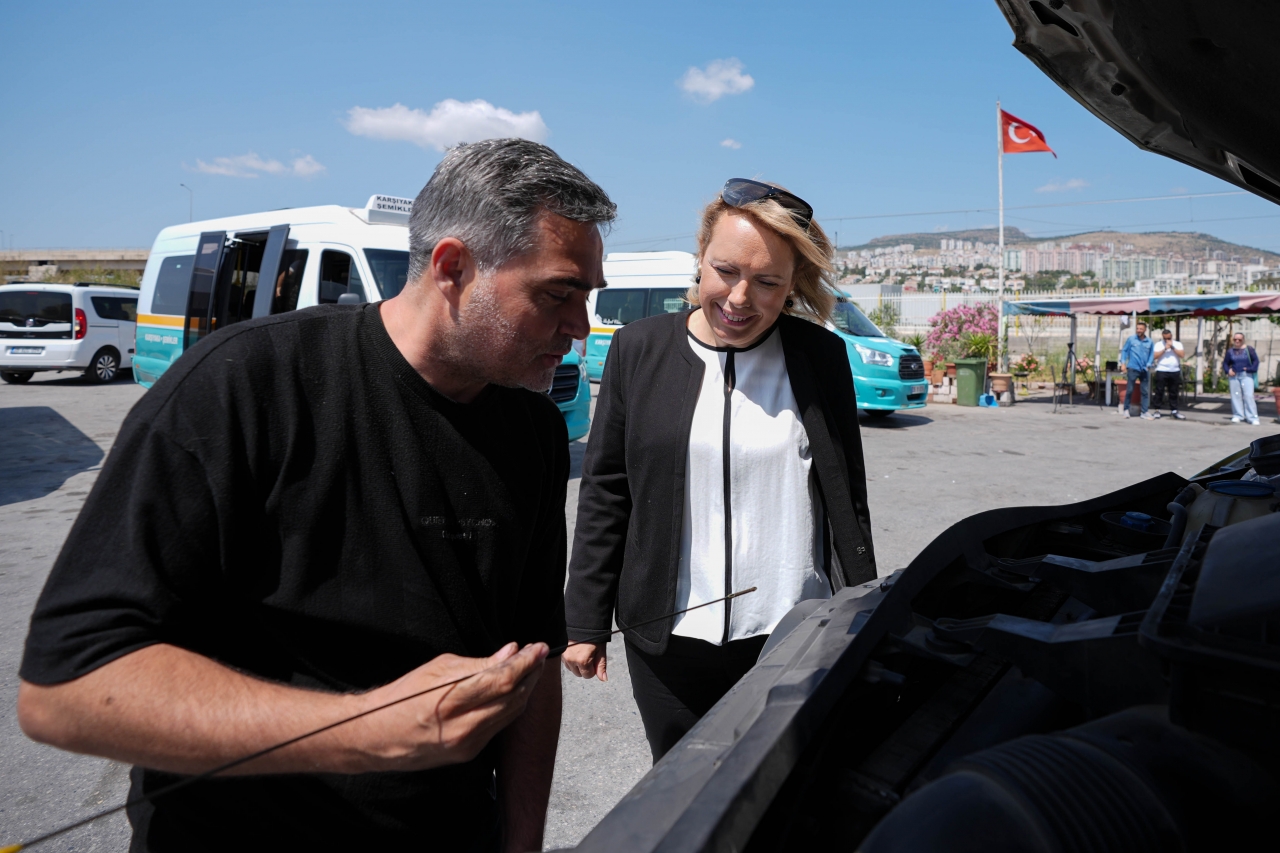 Karşıyaka'nın "Şoför Nebahat"i minibüs durağının başkanlığını da yapıyor