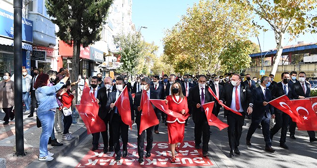 UŞAK'TA CUMHURİYETİN 98. YIL COŞKUSU, ETKİNLİKLERLE KUTLANDI