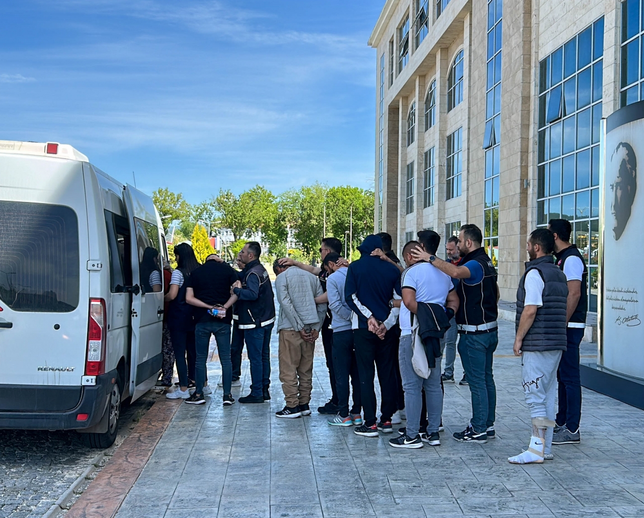 Uşak merkezli uyuşturucu operasyonunda yakalanan 12 şüpheli tutuklandı