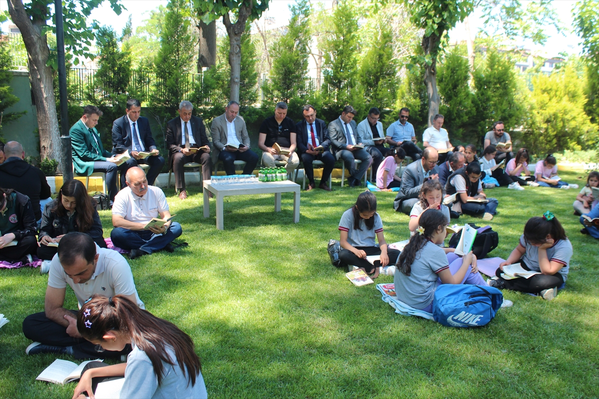 Alaşehir'de kitap okuma etkinliği düzenlendi