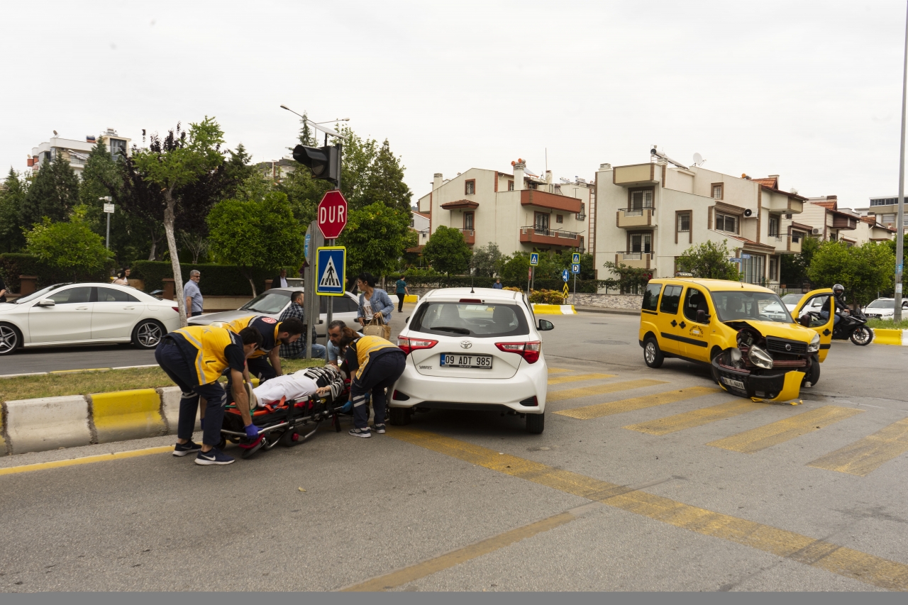 Efeler'de otomobille ticari taksinin çarpıştığı kazada 1 kişi yaralandı