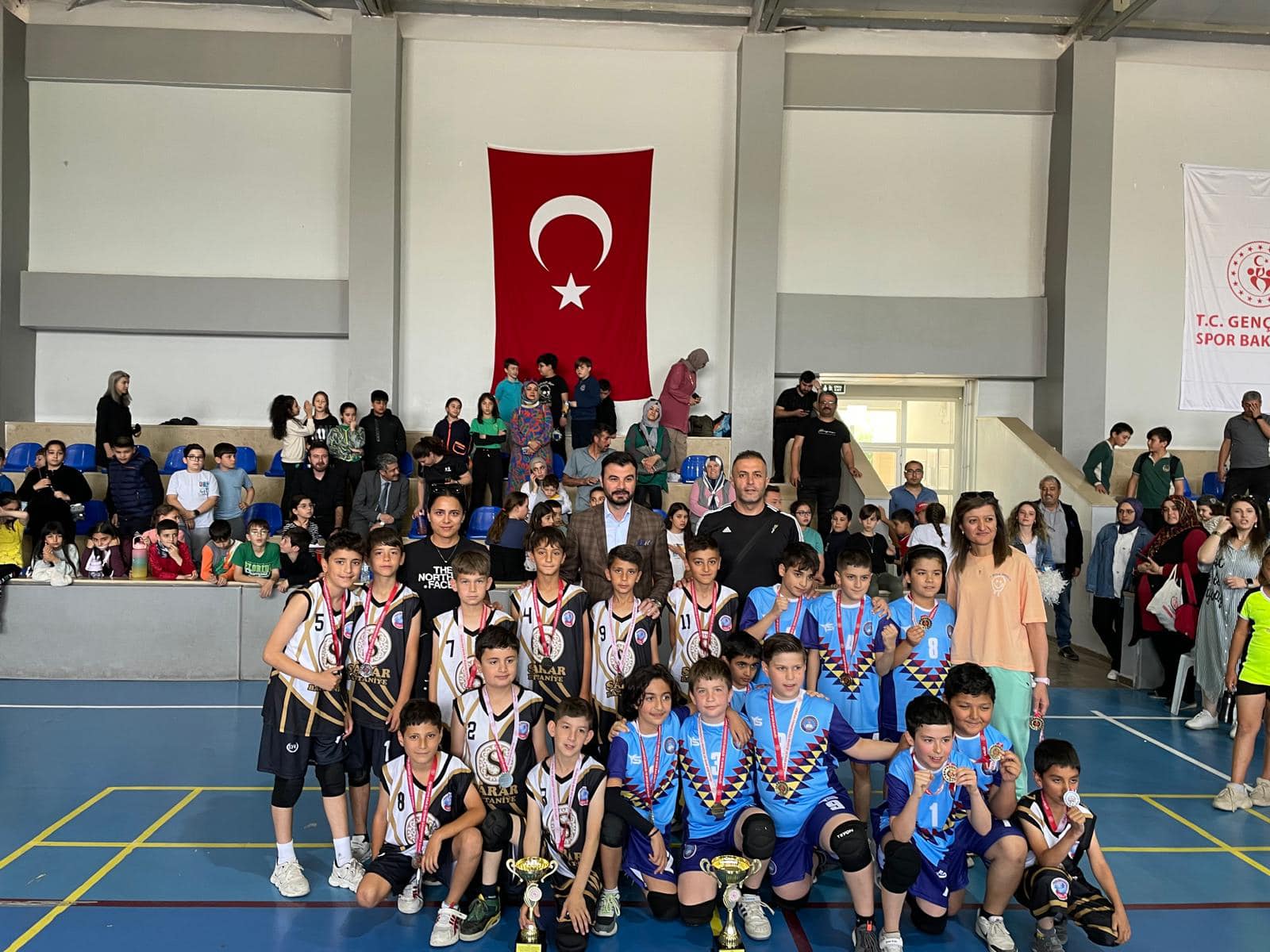 Uşak Okullar Arası Voleybol Şampiyonları Ödüllerini Aldı