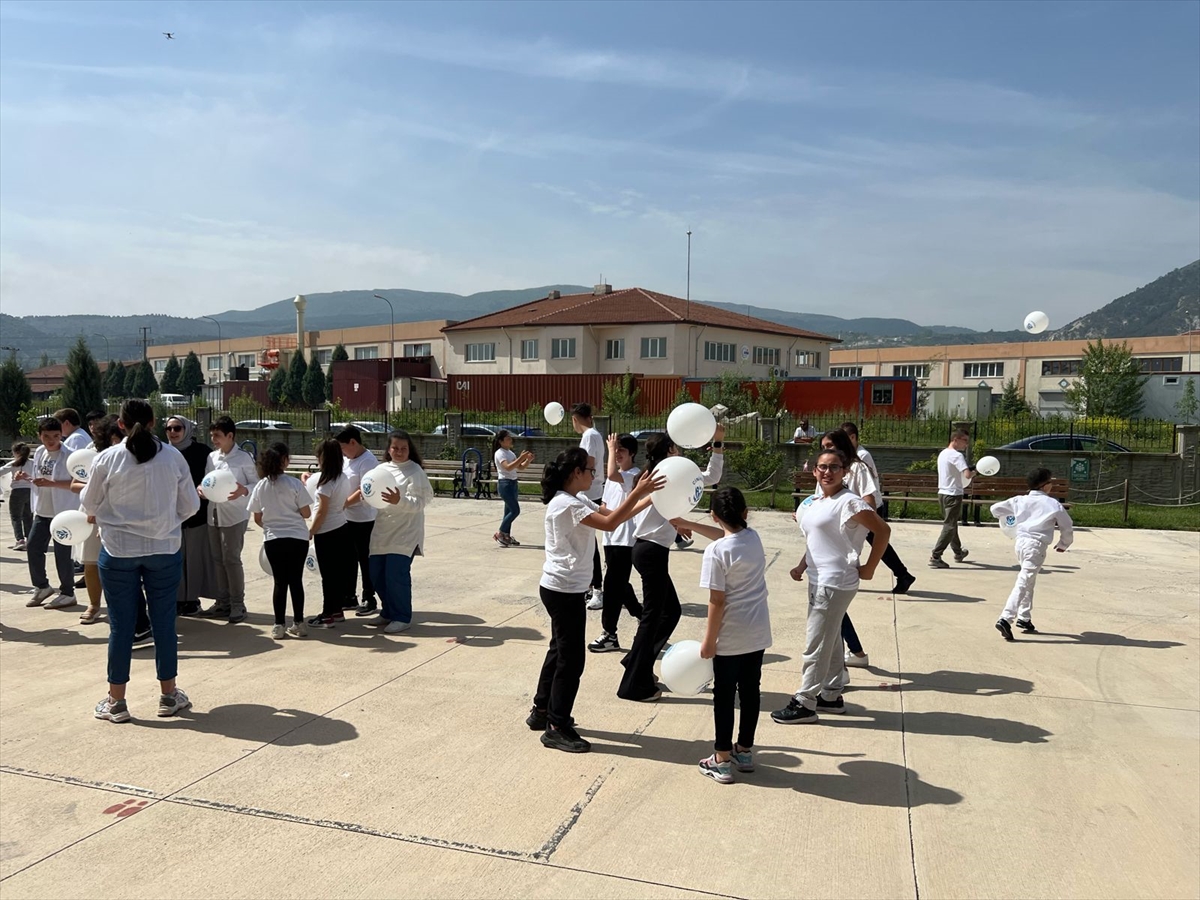 Kütahya’da özel öğrenciler beyaz giyinip engellilere dikkati çekti