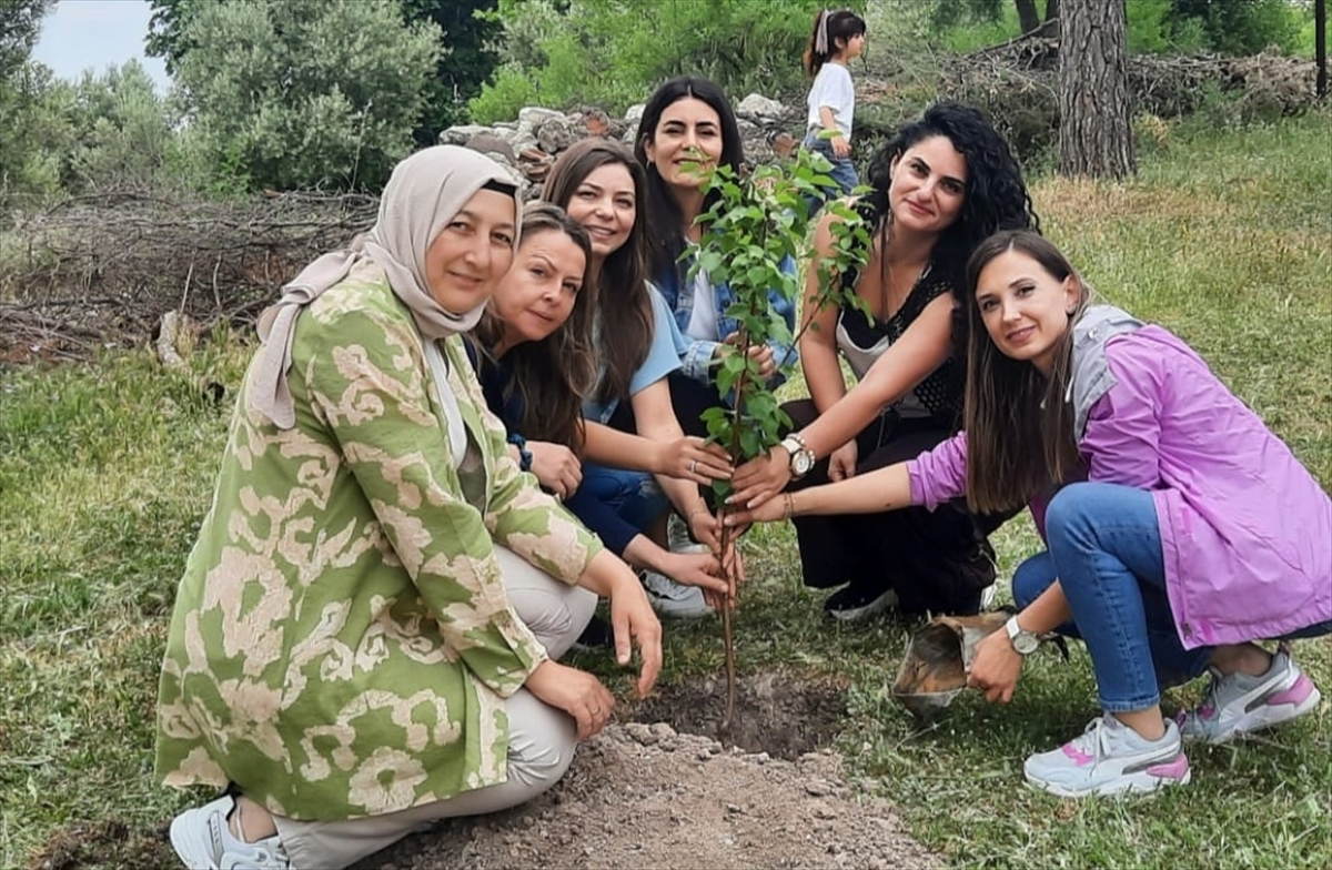 Manisa'da anaokulu öğretmen ve öğrencileri fidan dikti