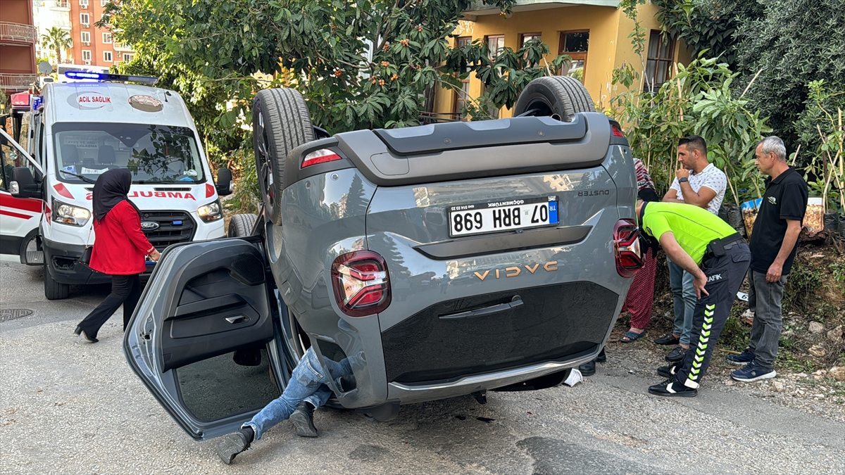 Takla atan otomobildeki 3 kişi yaralandı