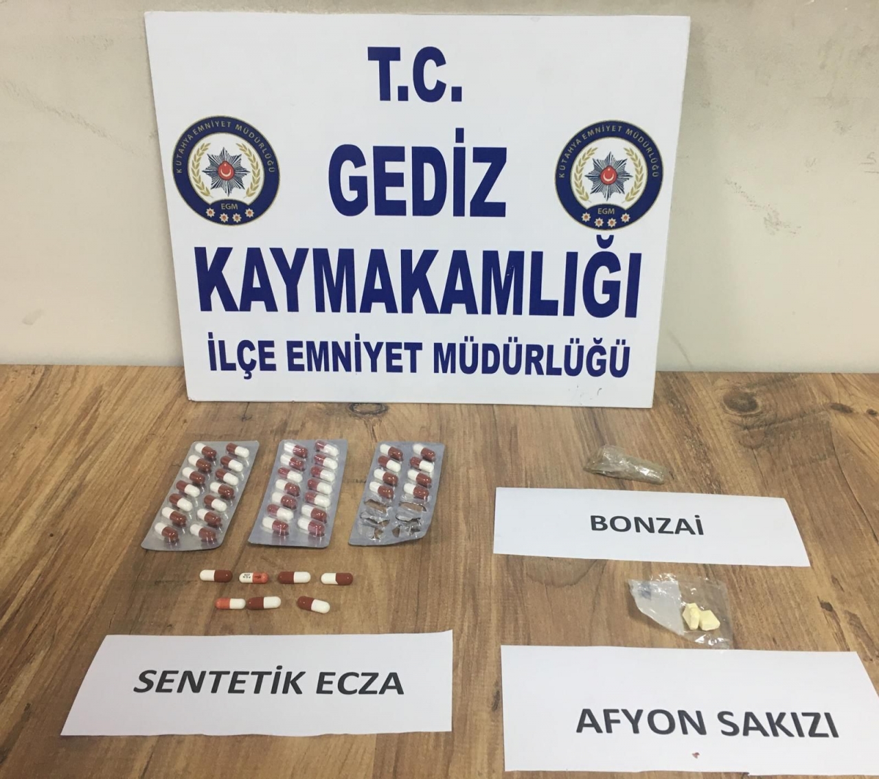 Gediz'de uyuşturucu operasyonunda yakalanan 3 şüpheli tutuklandı