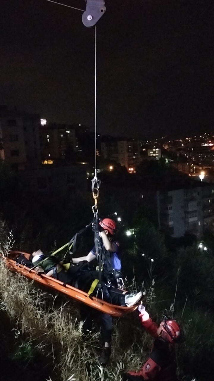 İzmir'de yamaçtan düşen genç kız, vinç yardımıyla kurtarıldı