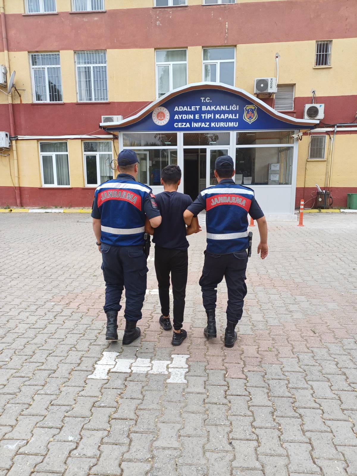 Aydın'da uyuşturucu ele geçirilen otomobildeki 2 şüpheli tutuklandı