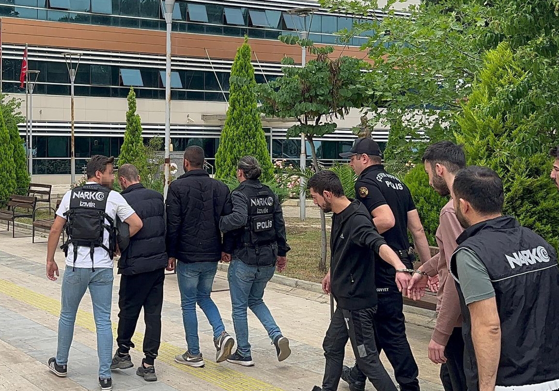 İzmir'deki uyuşturucu operasyonunda yakalanan 64 şüpheliden 45'i tutuklandı