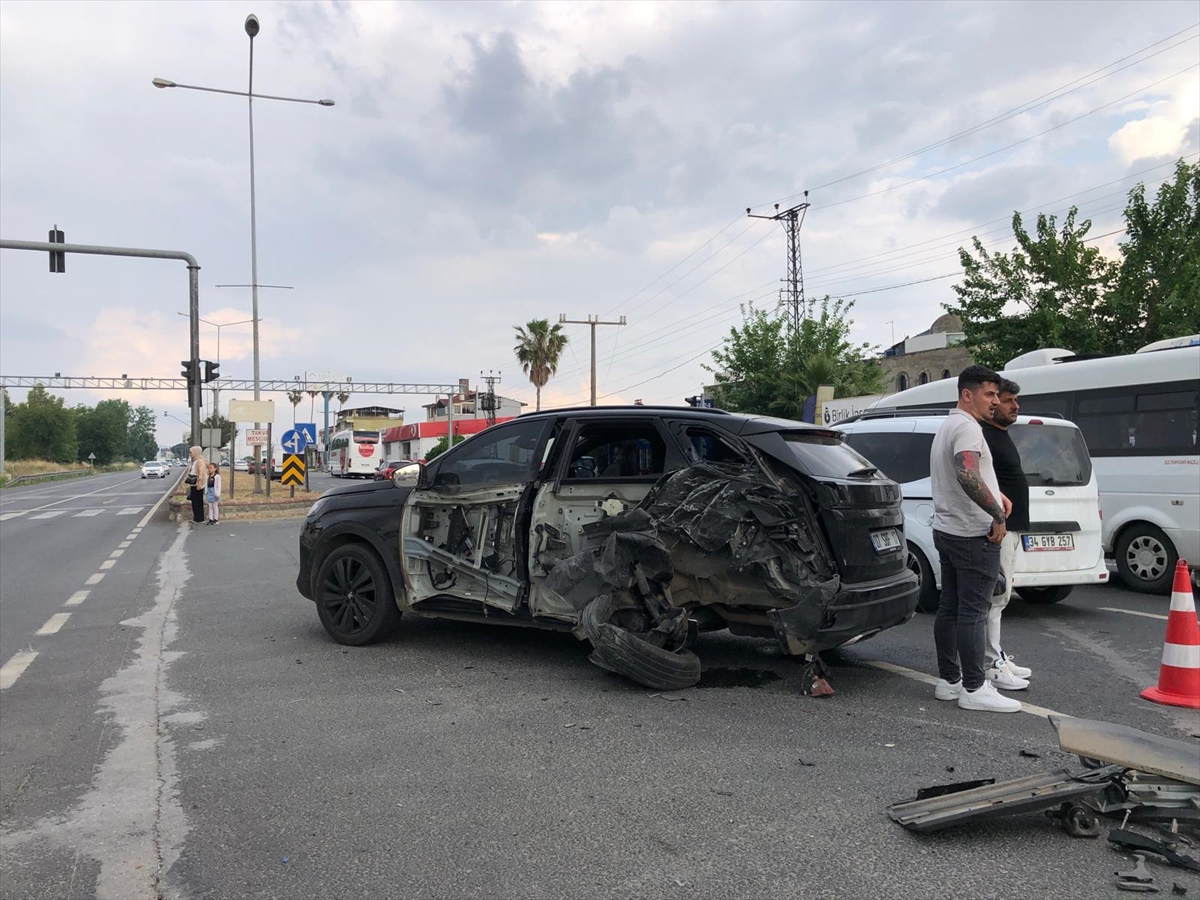 Nazilli'de otobüsün çarptığı otomobilin sürücüsü yaralandı
