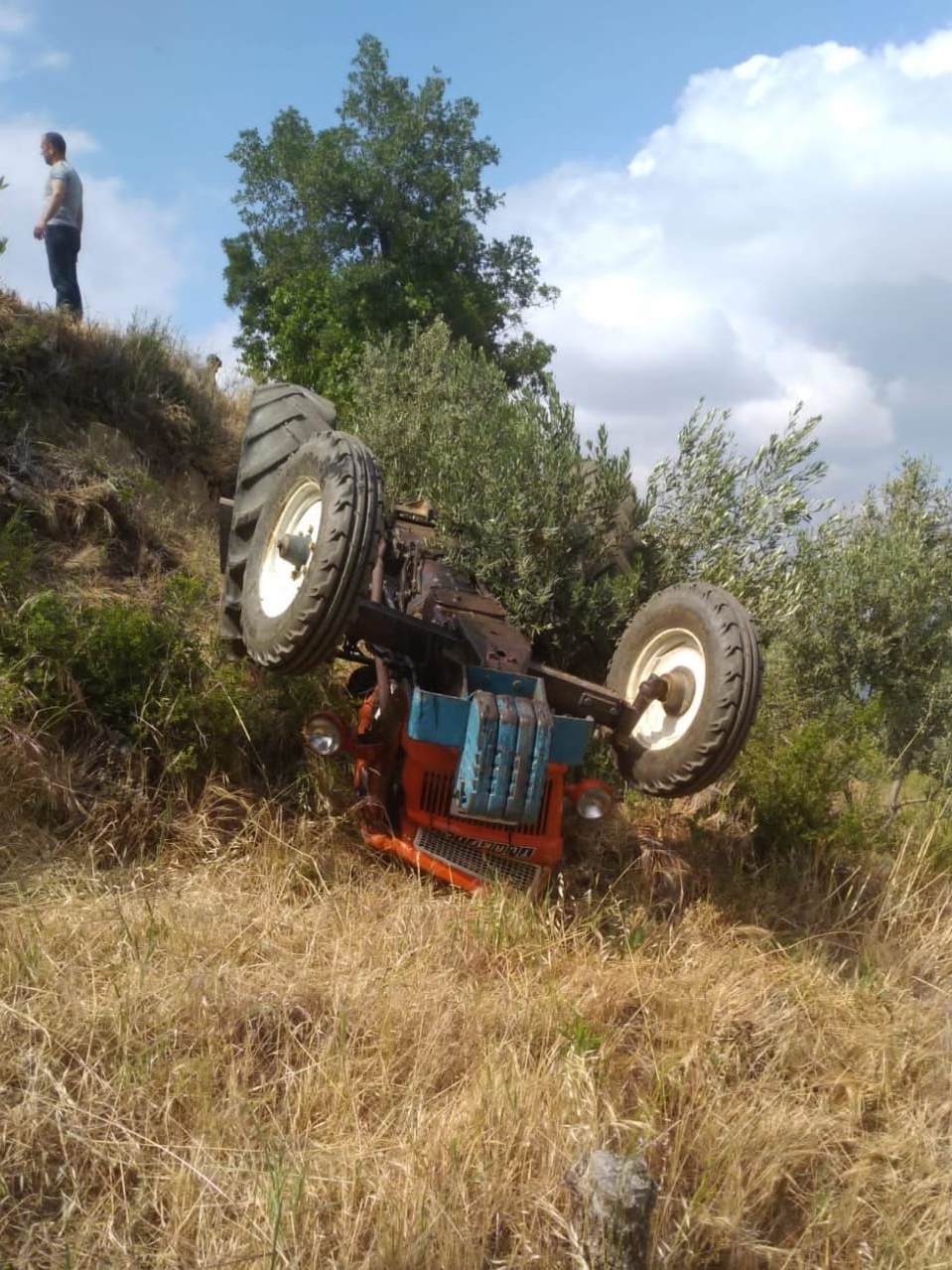 Aydın'da uçurumdan yuvarlanan traktörün sürücüsü öldü