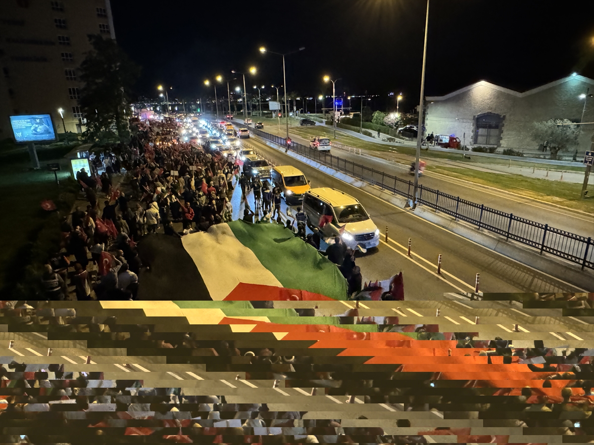 İzmir'de "Gecenin Karanlığından Seherin Aydınlığına Gazze Anneleri İçin Filistin Yürüyüşü" yapıldı