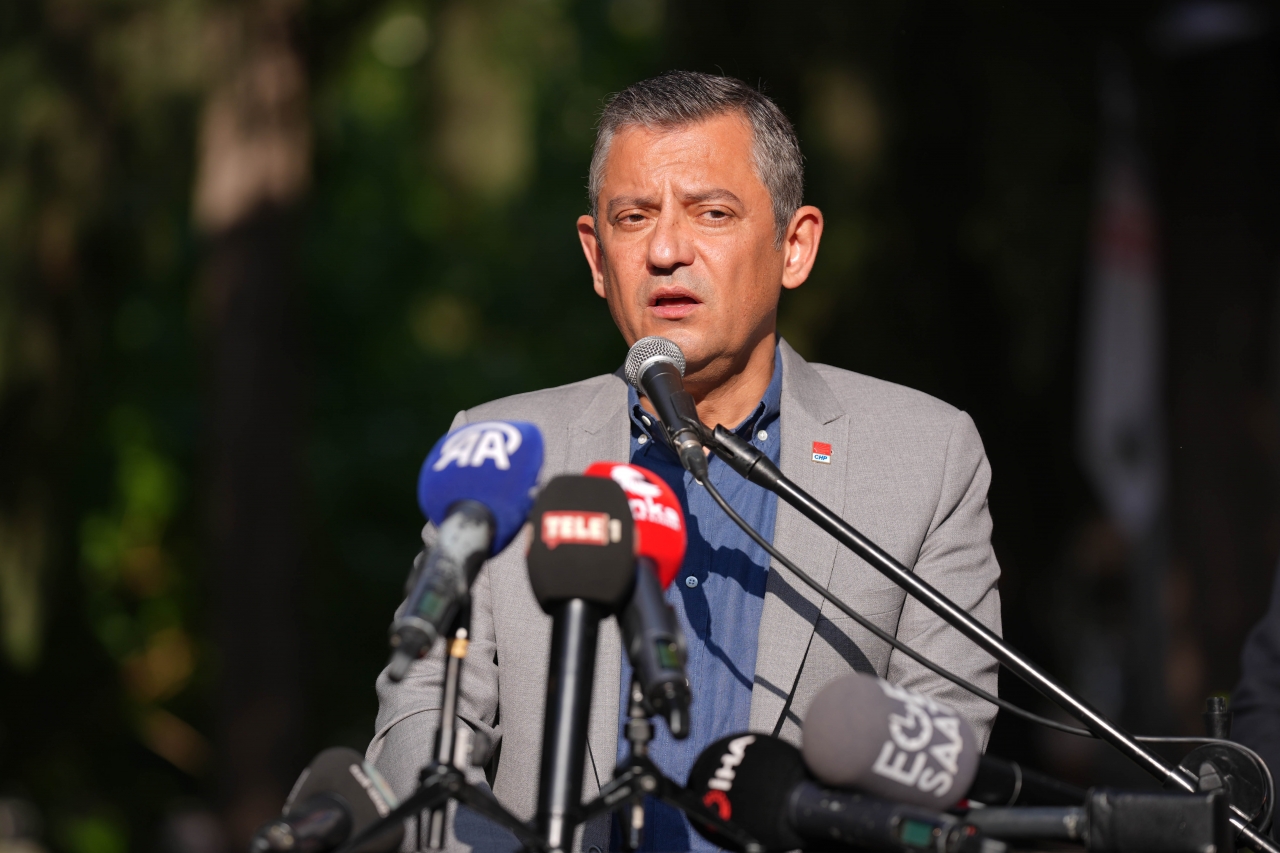 CHP Genel Başkanı Özel, Zübeyde Hanım'ın anıt mezarını ziyaret etti: