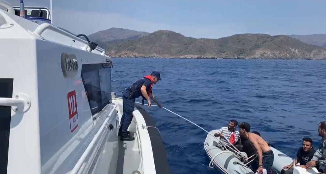 Muğla açıklarında su alan bottaki 14 düzensiz göçmen kurtarıldı