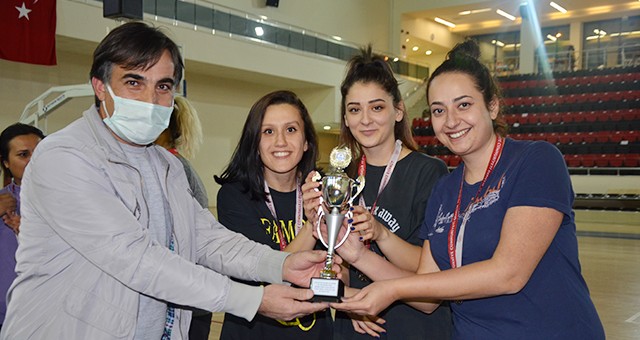 Uşak İl Milli Eğitim Müdürlüğü İle Gençlik Hizmetleri Ve Spor İl Müdürlüğü, 24 Kasım Öğretmenler Gününde, Öğretmenler Arası Voleybol Turnuvası Düzenledi