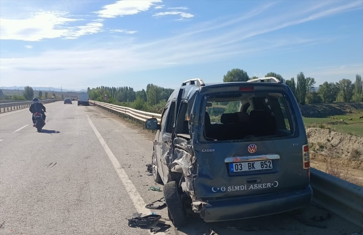 Afyonkarahisar'da kamyonetin hafif ticari araca çarpması sonucu 5 kişi yaralandı