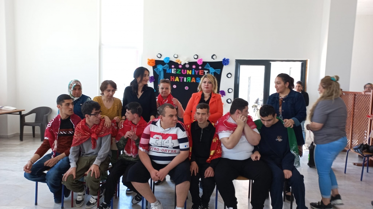 Afyonkarahisar'da özel öğrenciler mezuniyet töreninde asker kınası yaktı