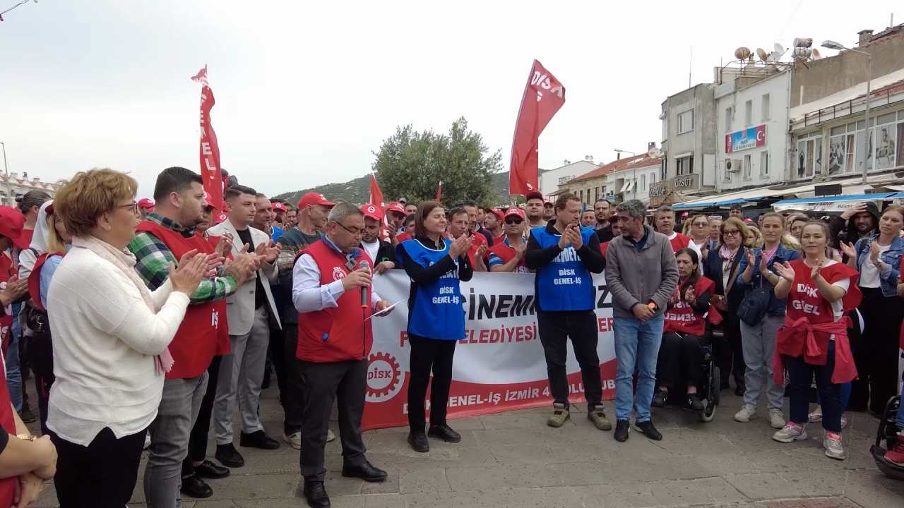 Foça'da bir grup belediye çalışanı maaş eylemi yaptı