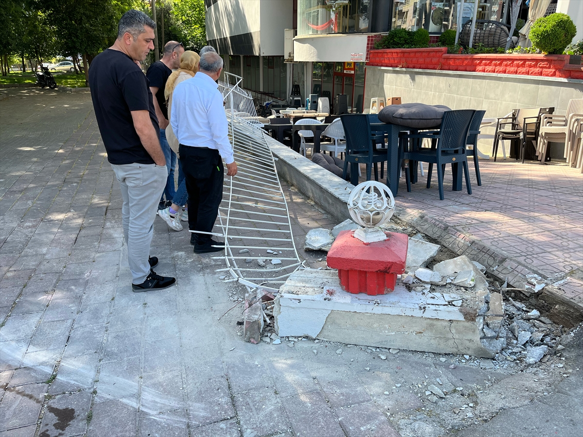 Denizli'de otomobil yol ve kaldırımdaki yayalara çarptı, 3'ü ağır, 4 kişi yaralandı