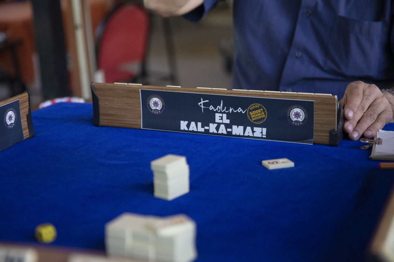 Aydın'da kahvehanelerdeki okey ıstakalarına "Kadına el kalkamaz" çıkartması