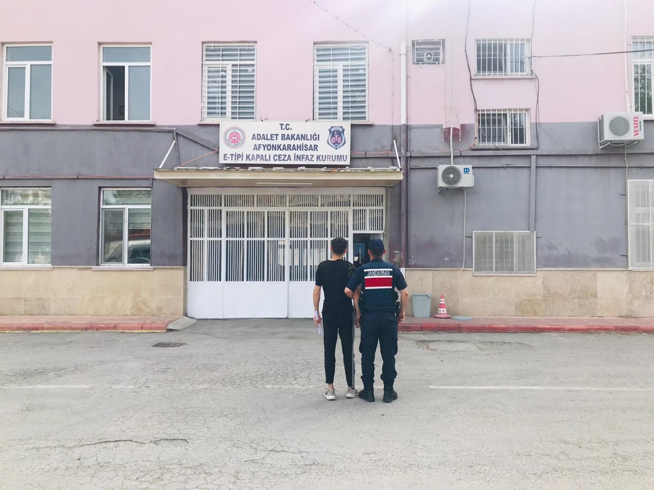 Afyonkarahisar'da kesinleşmiş hapis cezası bulunan 4 hükümlü yakalandı