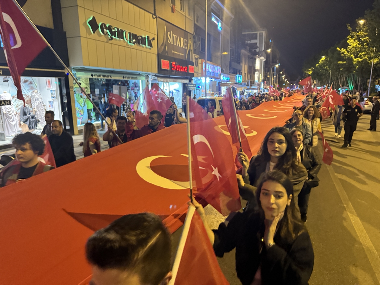 Afyonkarahisar'da 1000 metrelik Türk bayrağıyla "Gençlik Yürüyüşü" yapıldı