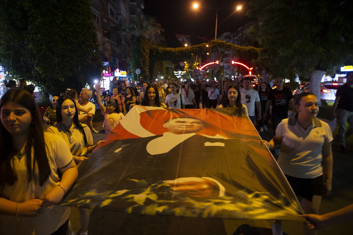 Aydın'da öğretmen ve öğrencilerden 19 Mayıs yürüyüşü