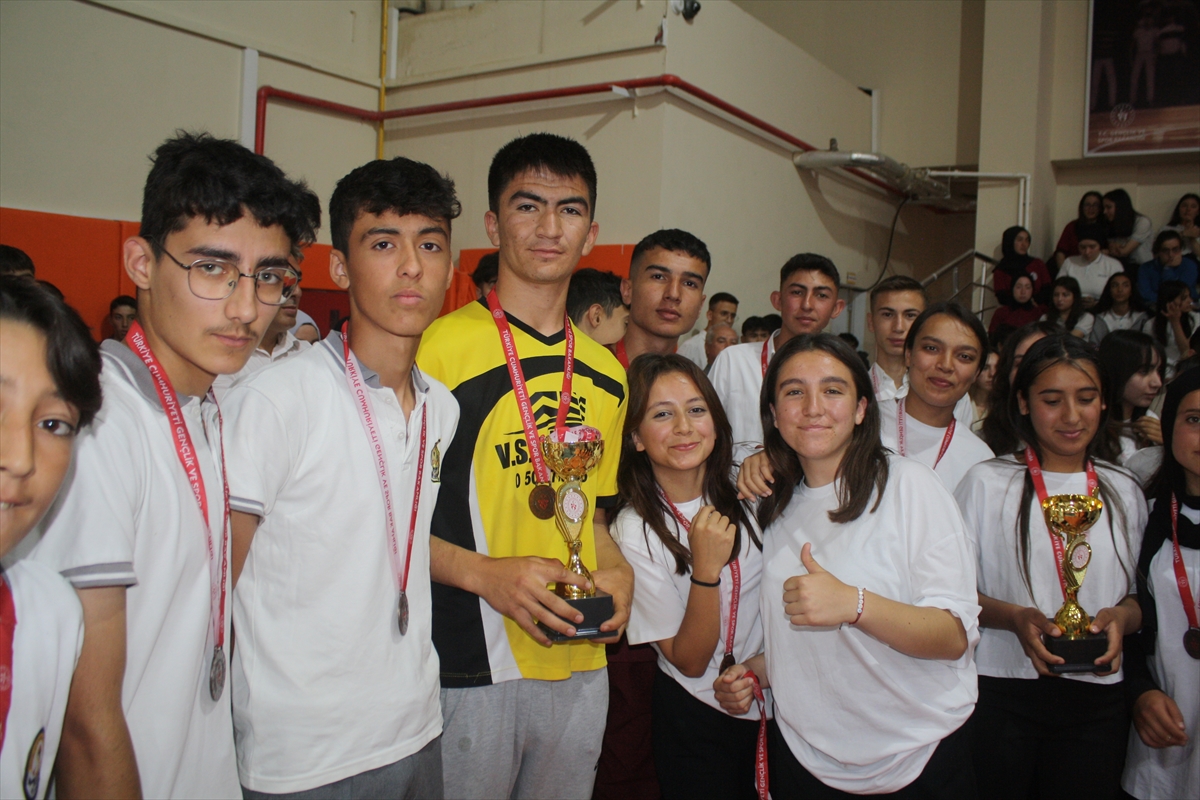 Manisa'nın ilçelerinde 19 Mayıs Atatürk'ü Anma, Gençlik ve Spor Bayramı kutlandı