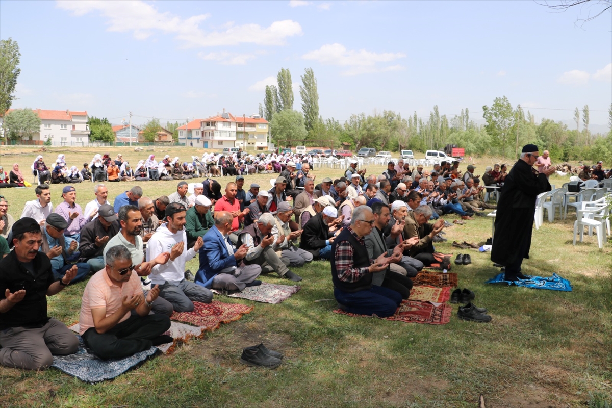 Köylüler yağmur duasına çıktı
