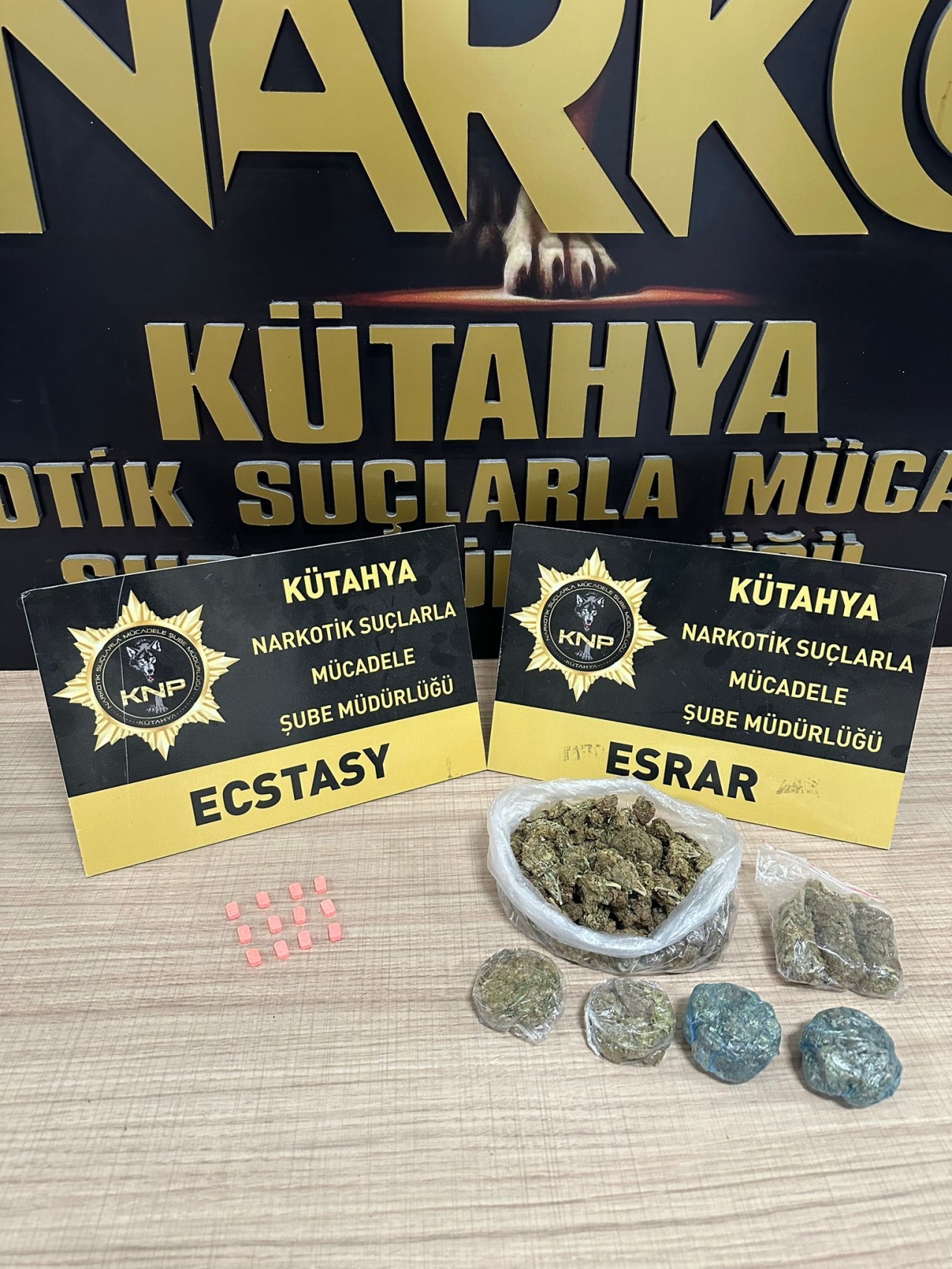 Kütahya'da valizinde uyuşturucu madde yakalanan zanlı tutuklandı