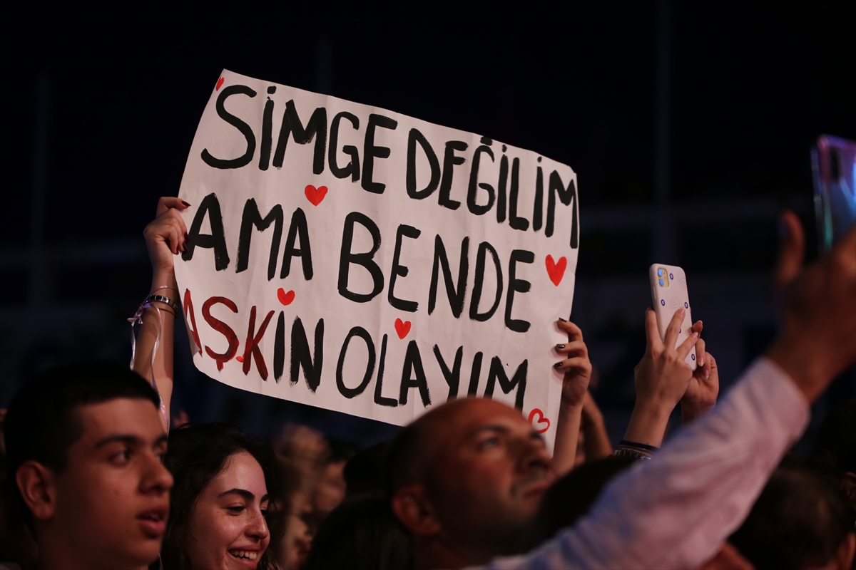 Şarkıcı Simge, 19 Mayıs etkinliklerinde konser verdi