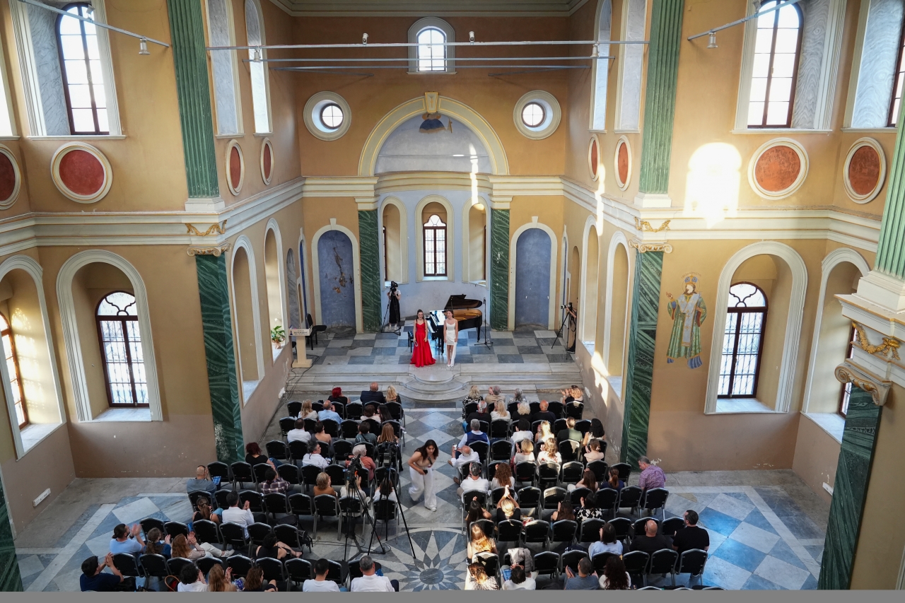 İzmir'de genç piyanistler konser verdi