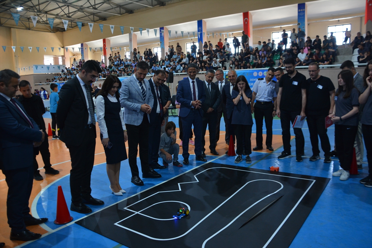 Manisa'da 57 takımın katılımıyla kodlama ve robot turnuvası düzenlendi