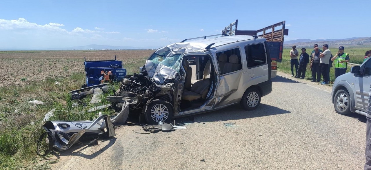 Afyonkarahisar'da hafif ticari araç ile tarım aracının çarpışması sonucu 2 kişi öldü, 2 kişi yaralandı