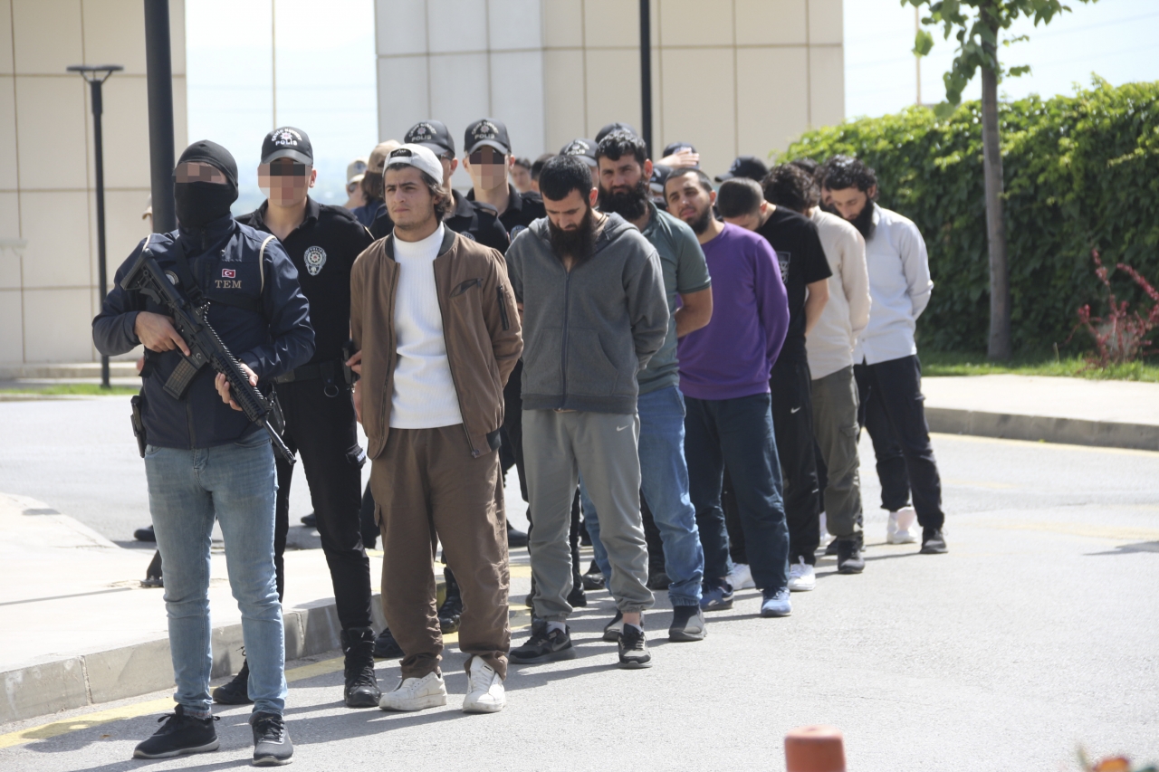 Manisa'daki DEAŞ operasyonunda 8 şüpheli tutuklandı