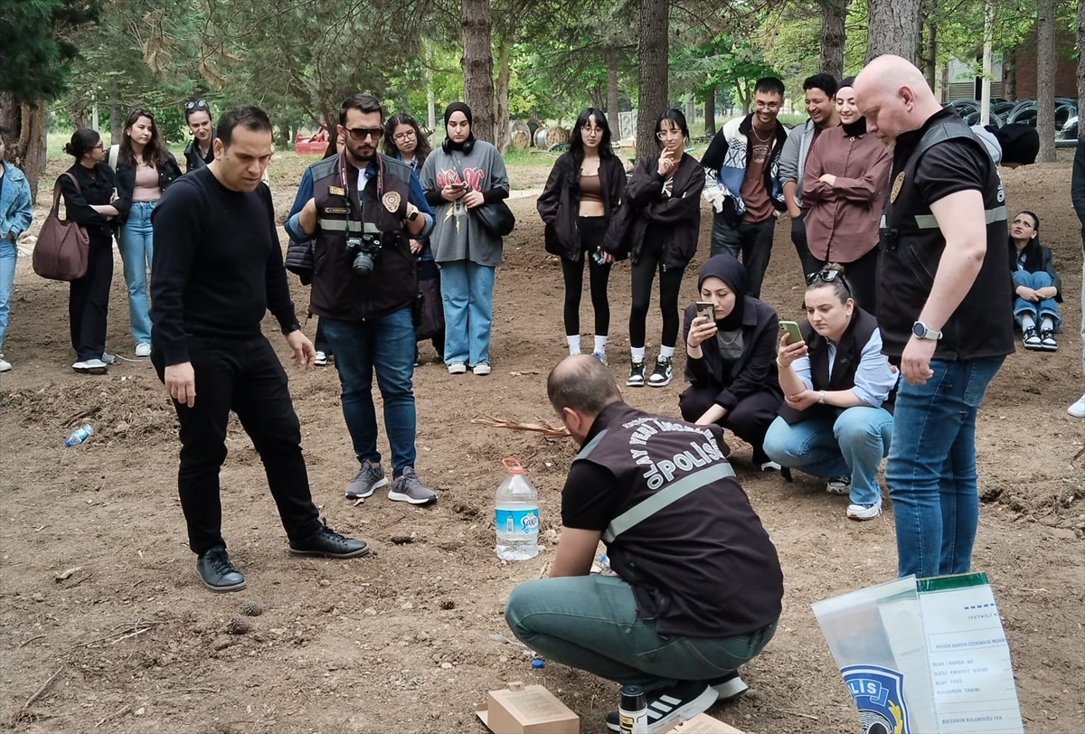 Kütahya'da olay yeri inceleme ekibi, Adli Bilimler Bölümü öğrencilerine eğitim verdi