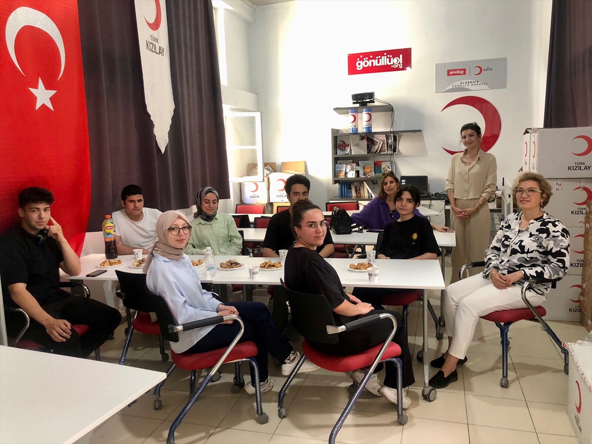Alaşehir'de öğrenciler ders çalışmak için Kızılay'ın salonunu kullanabilecek