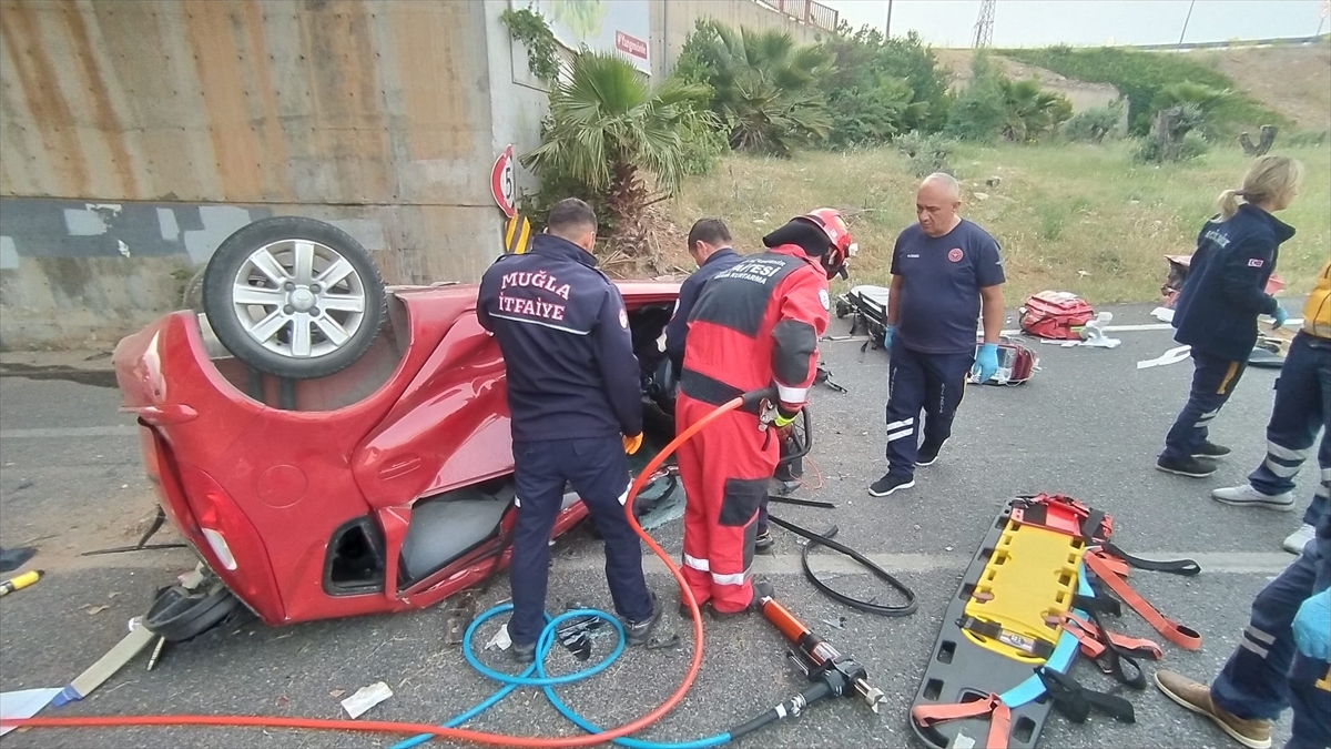 Muğla'da köprü ayağına çarpan otomobildeki 2 kişi yaralandı