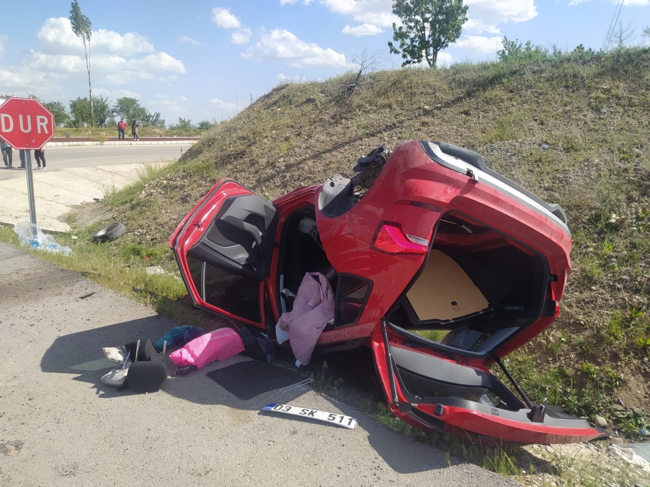 Afyonkarahisar'da hafif ticari araç ile otomobilin çarpıştığı kazada 4 kişi yaralandı