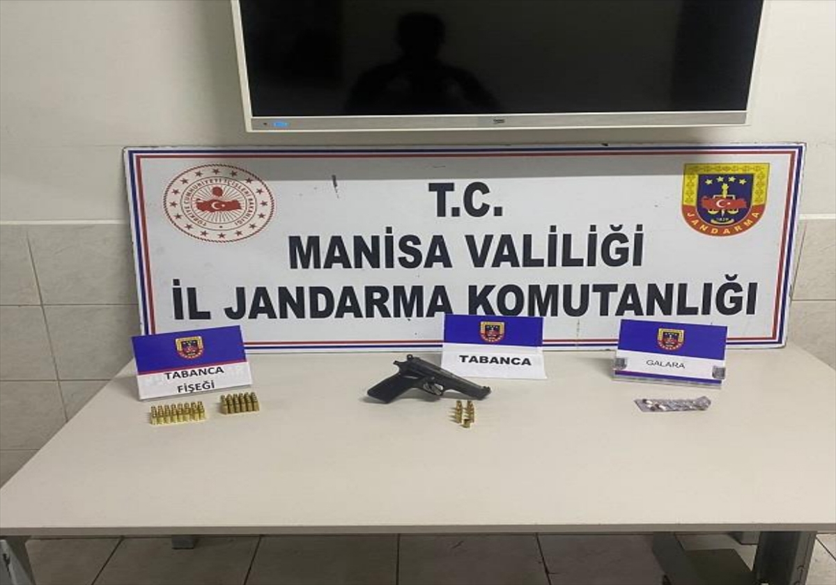 Akhisar'da ruhsatsız tabanca ve sentetik ecza ele geçirildi