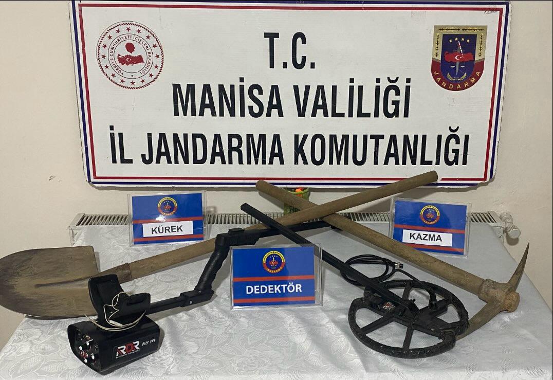 Salihli'de kaçak kazı yapan 3 şüpheli suçüstü yakalandı